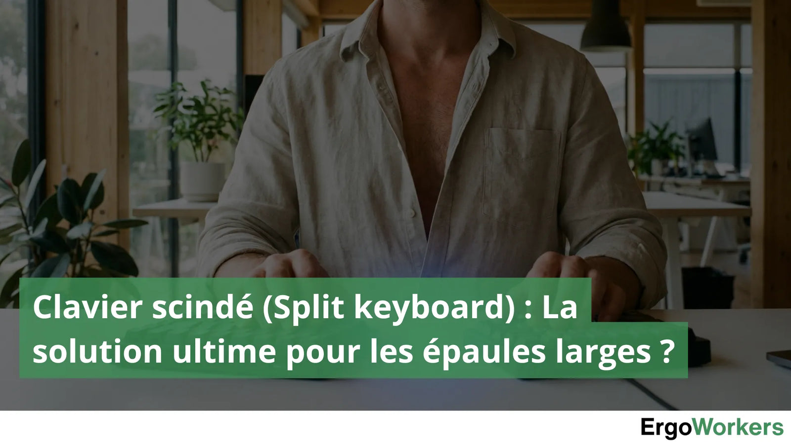 Personne en train de travailler sur un bureau avec un clavier scindé appeler Split keyboard 