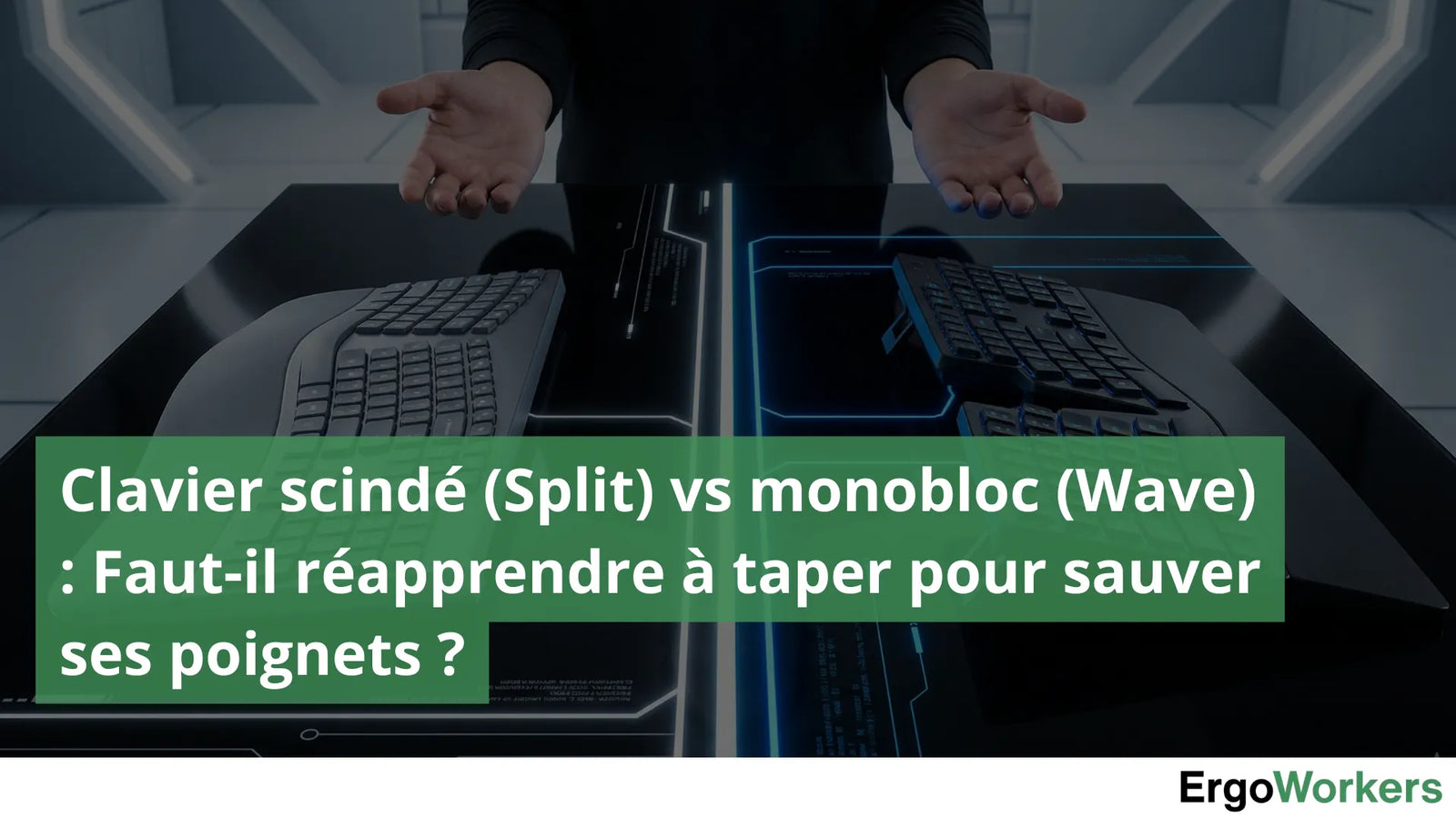 Personne en train de présenter deux claviers ergonomique