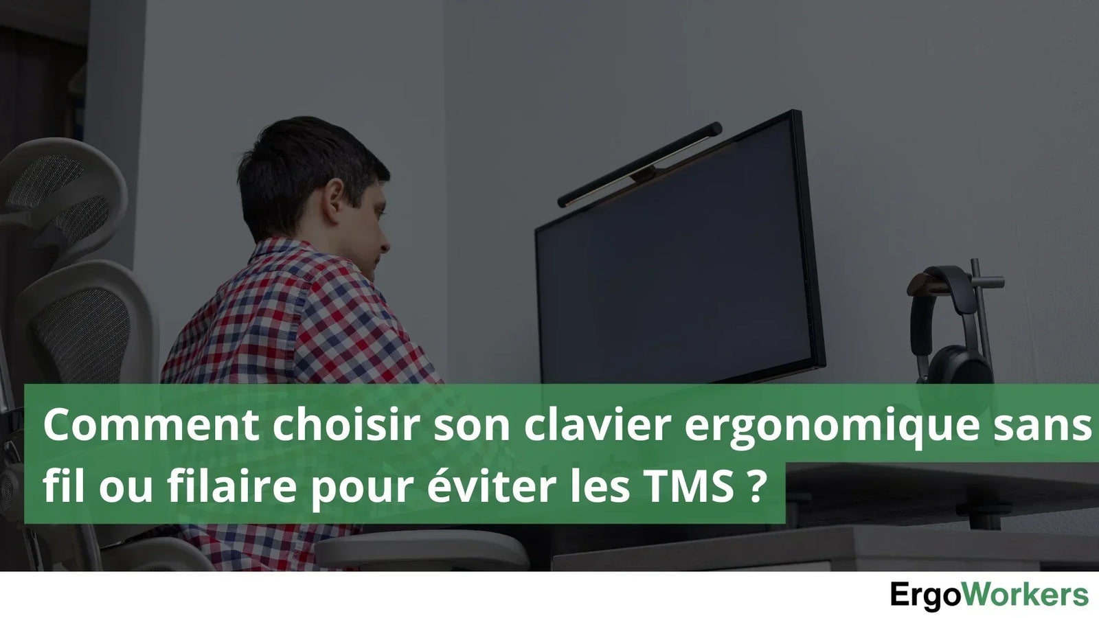 Personne en télétravail en train de travailler dans un écosystème ergonomiques avec pleins d'accessoires ergonomiques comme une siège, un bureau et pleins d'autres mobiliers et accessoires