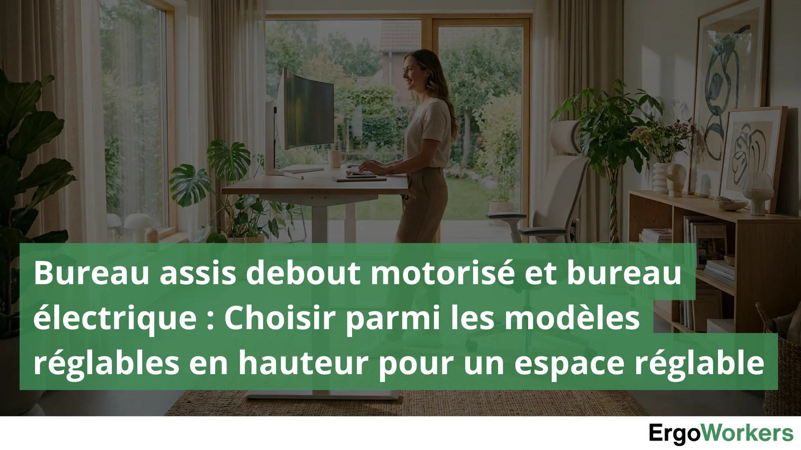 jeune Femme en train de travailler en visio conférence installé sur un bureau assis debout