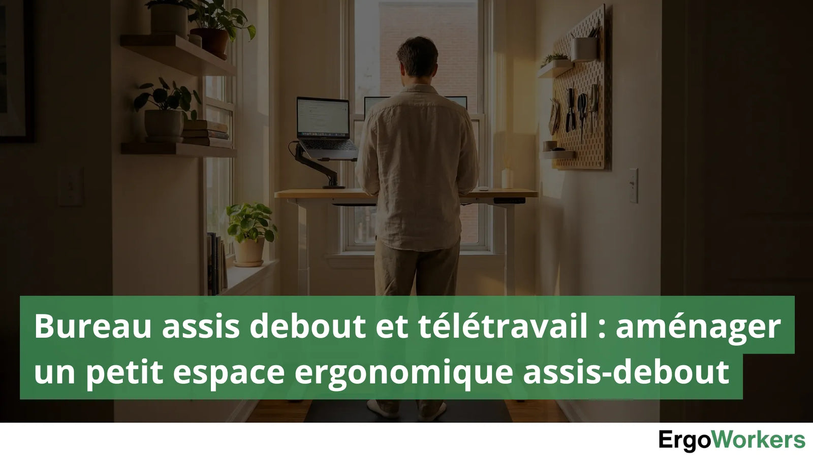 Personne debout en train de travailler sur un bureau ergonomique assis-debout et installé dans un petit espace