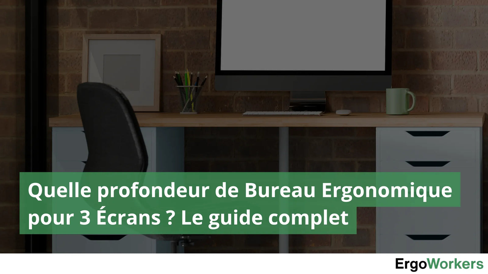 Bureau ergonomique avec un écran posé dessus et un sièges ergonomique devant le bureau