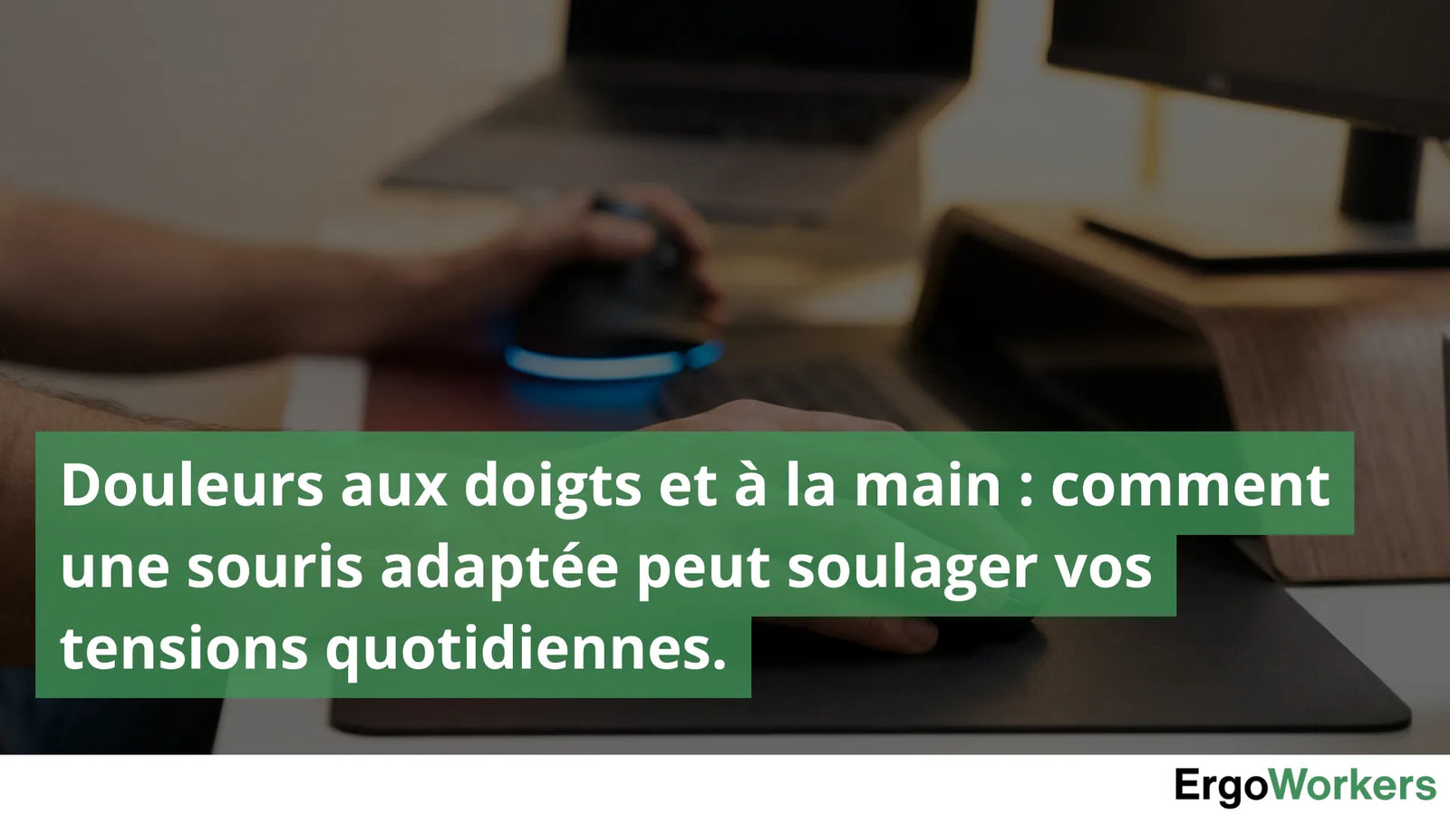 personne qui utilise une souris ergonomique sur un bureau pour travailler