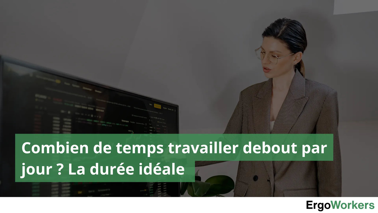 Jeune Femme en train de travailler en position debout dans un espace de travail totalement ergonomique
