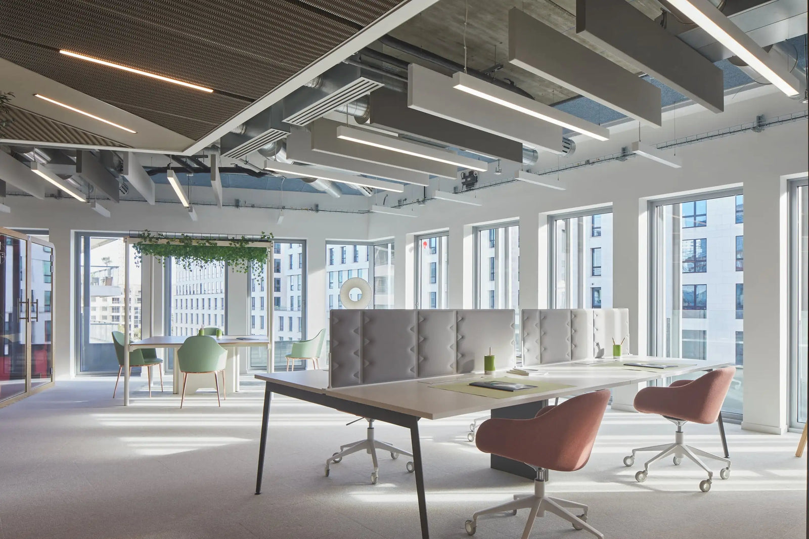 salle de bureau avec des cloisons acoustique de bureau afin d'assurer l'isolation auditive de chaque personne sur son bureau 