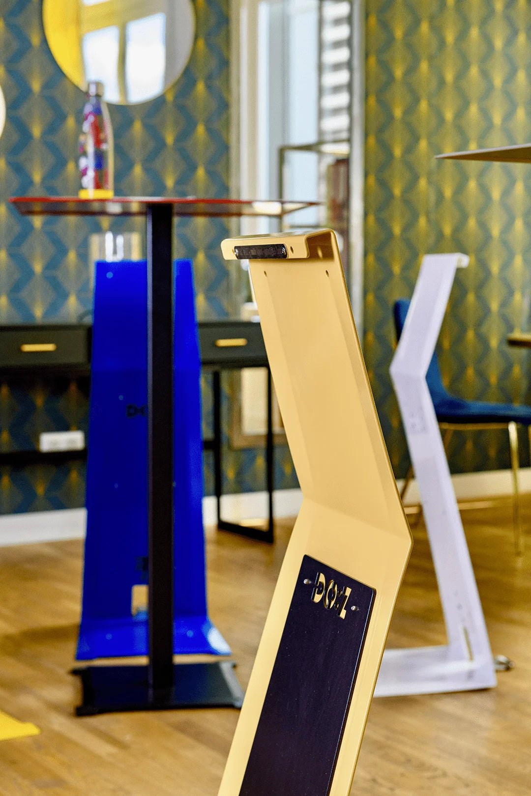 pièce équipé avec des siège DOZ et des tables hautes de pleins de couleurs