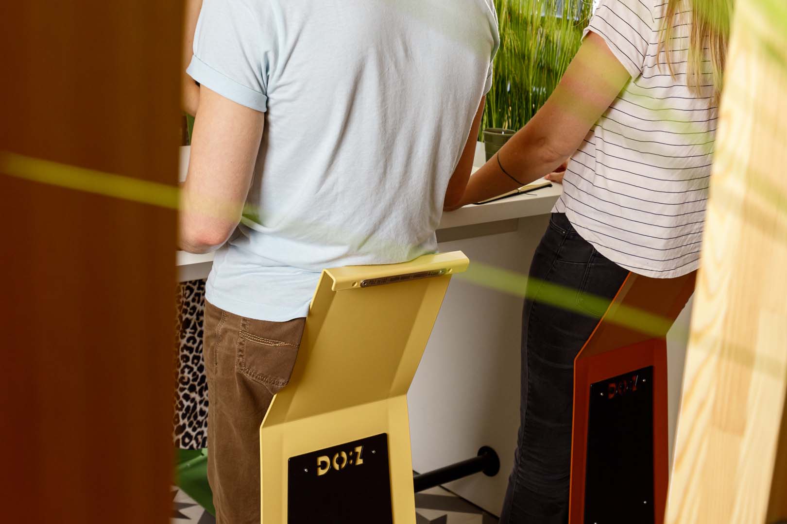 deux personnes adossés sur un siège DOZ debout