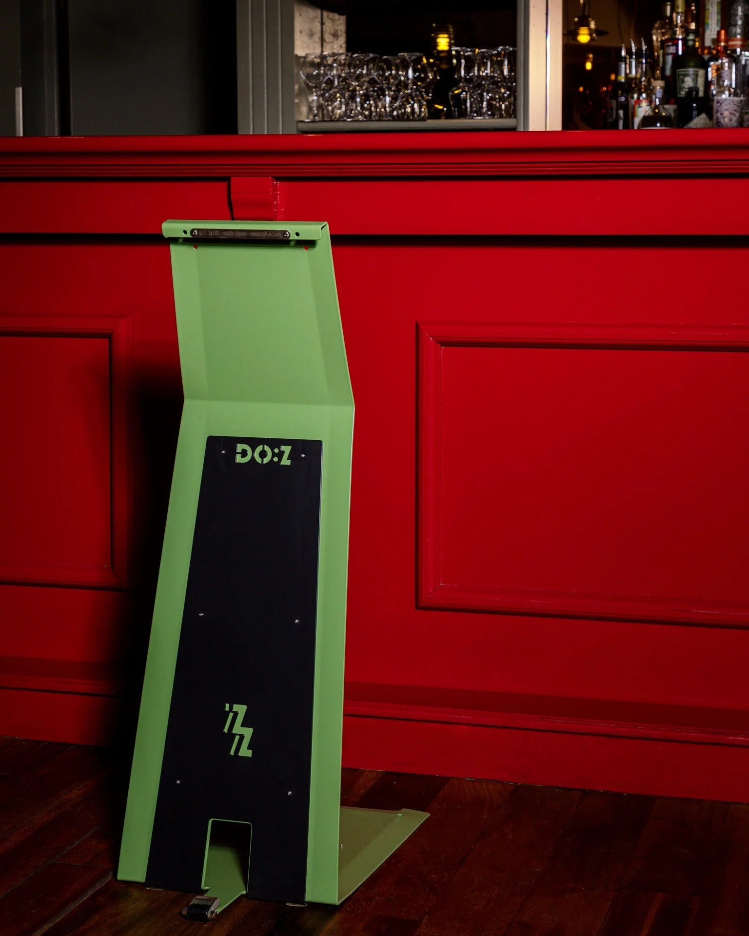 Siège debout DOZ devant un comptoir de couleur rouge